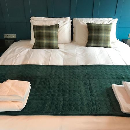 No.16 Hotel Seaham Szoba fotó A bed with a bed runner