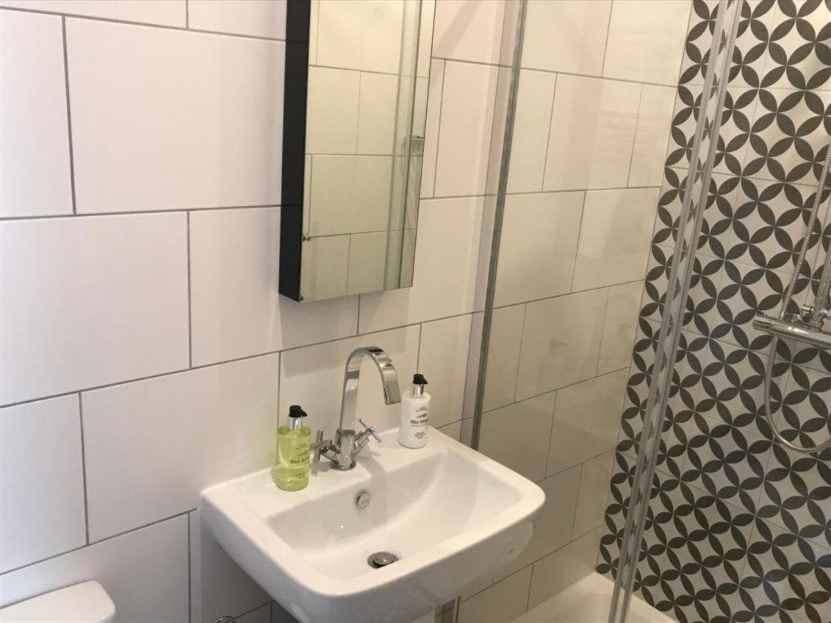 No.16 Hotel Seaham Kültér fotó Bathroom at the hotel