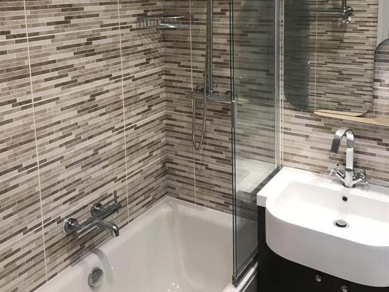 No.16 Hotel Seaham Kültér fotó Bathroom with shower enclosure