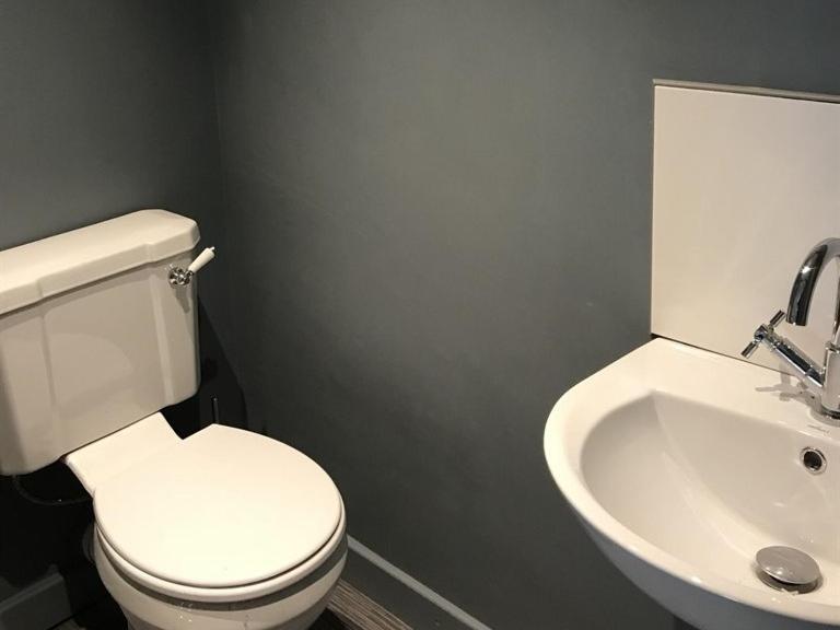 No.16 Hotel Seaham Szoba fotó A modern toilet and sink