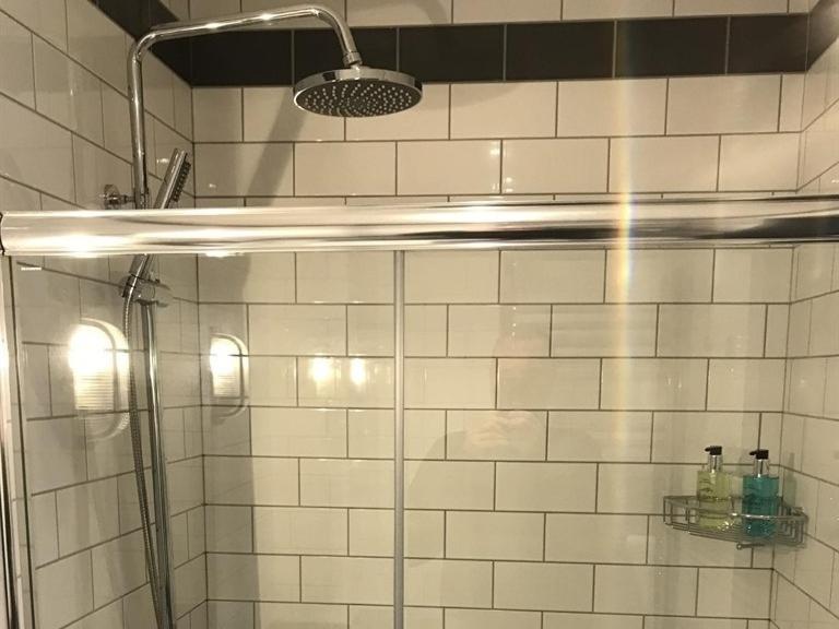 No.16 Hotel Seaham Szoba fotó A shower