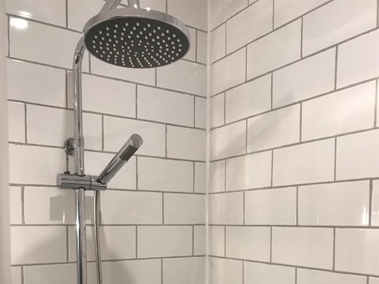 No.16 Hotel Seaham Szoba fotó A shower