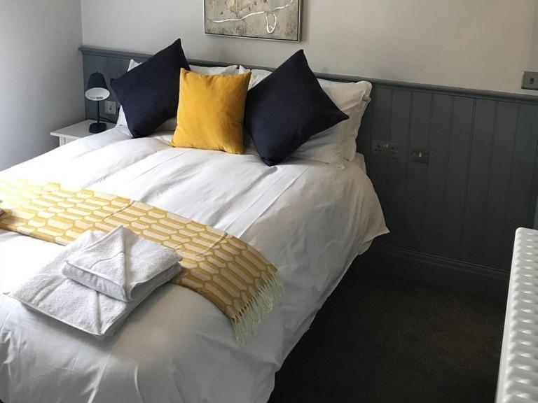 No.16 Hotel Seaham Szoba fotó A bed with a throw