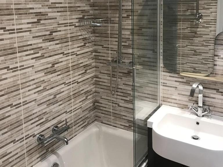 No.16 Hotel Seaham Szoba fotó Bathroom with shower enclosure