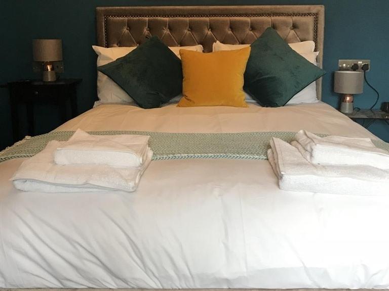No.16 Hotel Seaham Szoba fotó A bed with a headboard