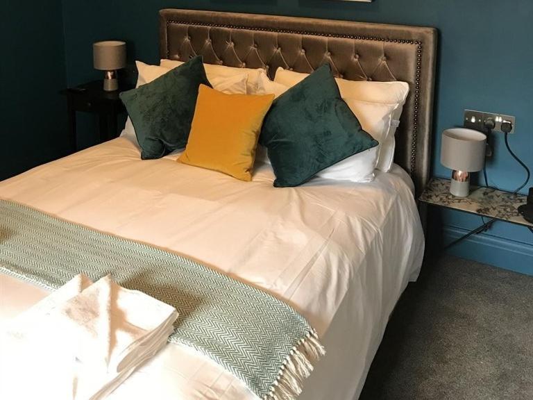 No.16 Hotel Seaham Szoba fotó A bed with a throw