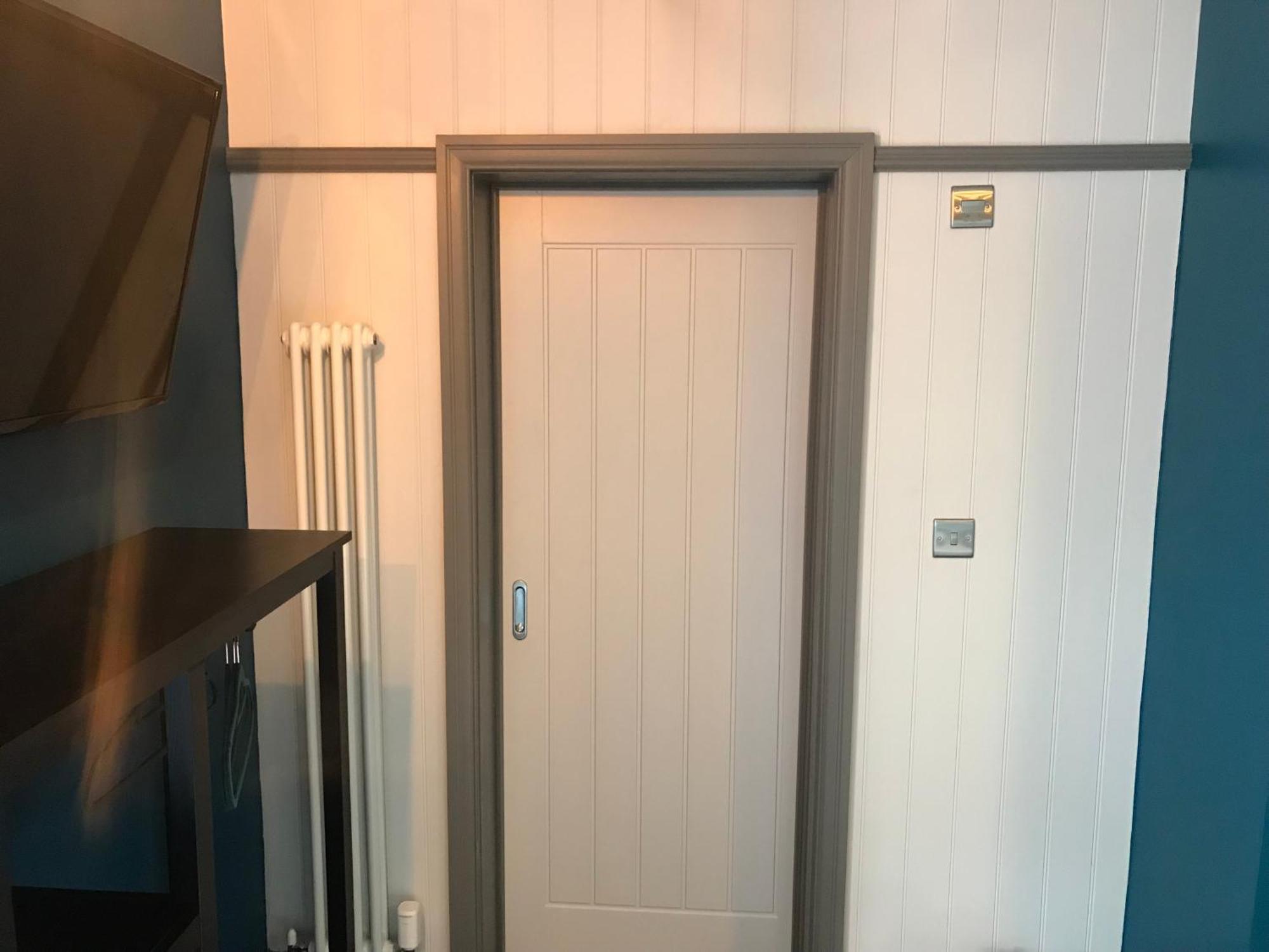 No.16 Hotel Seaham Szoba fotó A door with a door stop