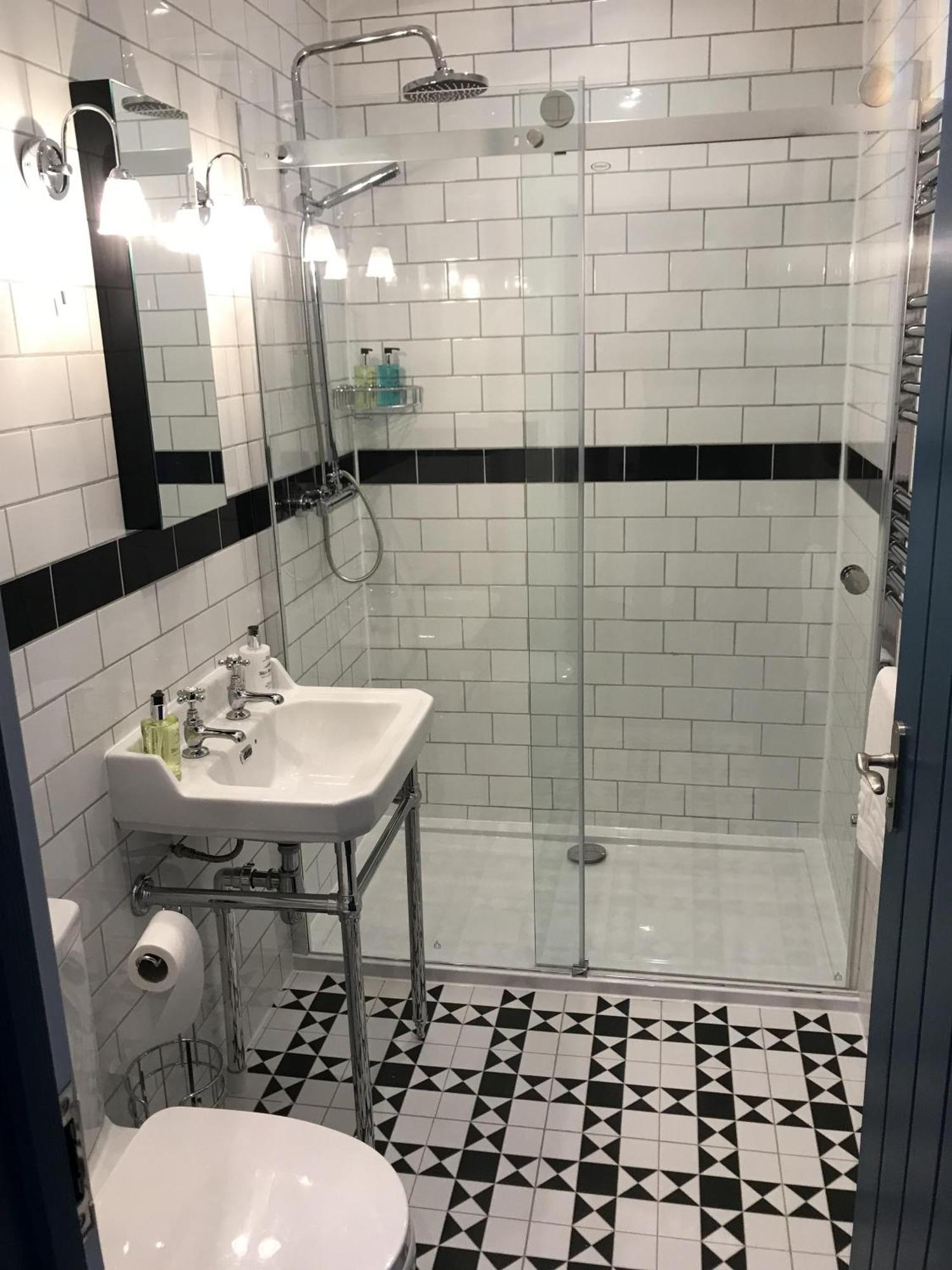 No.16 Hotel Seaham Szoba fotó A shower cubicle